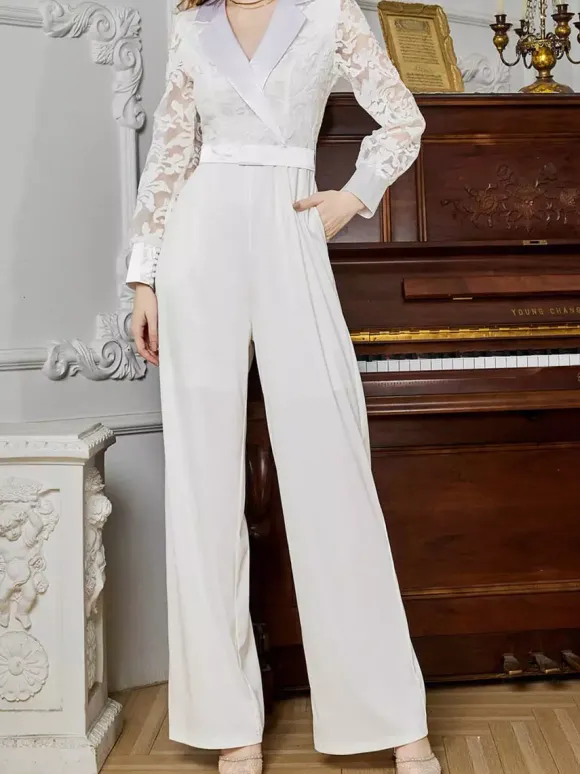 Combinaison blanche à manches longues en dentelle taille haute et jambes larges style nuptial.