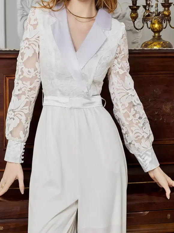 Combinaison blanche à manches longues en dentelle taille haute et jambes larges style nuptial.