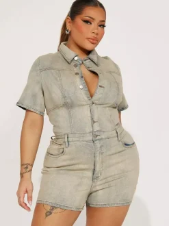Combinaison bleu ciel clair à col rabattu et manches courtes en denim tenue d'été une pièce