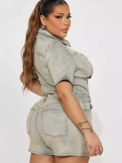 Combinaison bleu ciel clair à col rabattu et manches courtes en denim tenue d'été une pièce