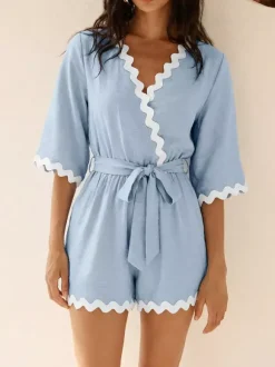 Combinaison bleue à col V manches courtes sans bretelles en viscose coupe droite idéale pour l'été.