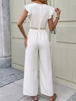 Combinaison bohème blanc cassé texturée col en V manches courtes à volants découpes en dentelle crochetée taille haute jambes larges style playsuit décontracté