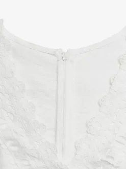 Combinaison bohème blanc cassé texturée col en V manches courtes à volants découpes en dentelle crochetée taille haute jambes larges style playsuit décontracté