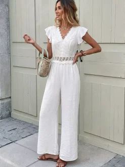 Combinaison bohème blanc cassé texturée col en V manches courtes à volants découpes en dentelle crochetée taille haute jambes larges style playsuit décontracté