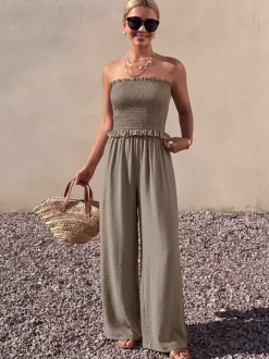 Combinaison bustier taupe unie à volants buste smocké taille haute élastique jambes larges style décontracté idéale pour les vacances.