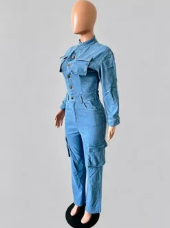 Combinaison cargo en jean pour femme - Combinaison-short en jean bleu clair style utilitaire à poches accordéon et jambes larges - Collection printemps streetwear 2026