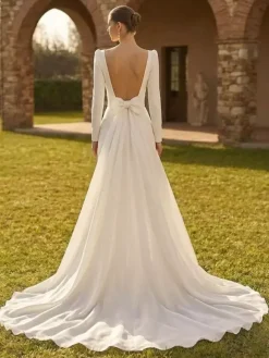 Combinaison de mariée 2 pièces en crêpe stretch avec n艙uds et traîne col carré manches longues taille naturelle couleur ivoire