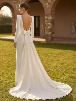 Combinaison de mariée 2 pièces en crêpe stretch avec n艙uds et traîne col carré manches longues taille naturelle couleur ivoire