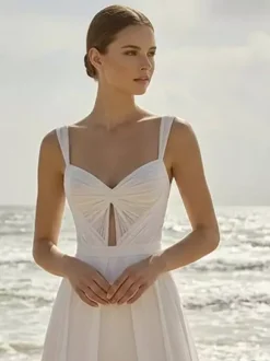Combinaison de mariée 2 pièces en mousseline plissée avec traîne décolleté c艙ur sans manches taille naturelle couleur ivoire