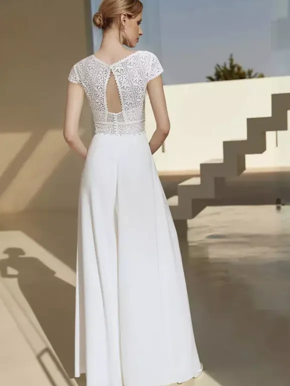 Combinaison de mariée en dentelle longueur au sol col en V manches courtes taille naturelle ivoire