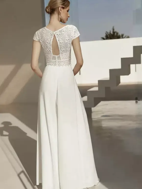 Combinaison de mariée en dentelle longueur au sol col en V manches courtes taille naturelle ivoire