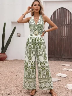 Combinaison dos nu blanche à imprimé bohème vert ceinture à nouer dans le dos avec boucle en bois taille haute jambes larges.
