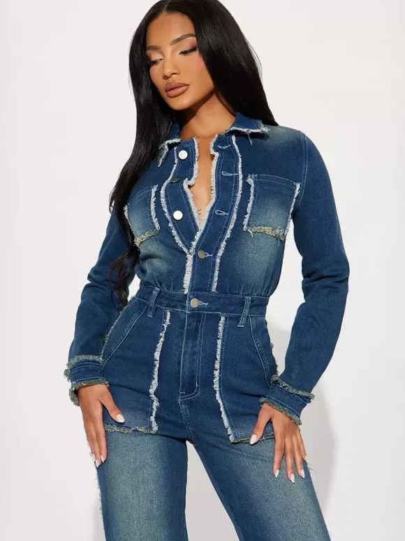 Combinaison en jean à bords effilochés pour femme - Combinaison moulante en jean à jambes larges et effet usé - Collection streetwear décontractée printemps 2026