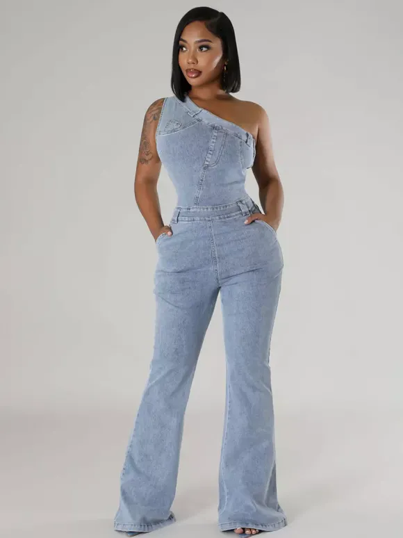 Combinaison en jean délavé asymétrique pour femme - Combinaison moulante sexy évasée bleu clair style années 2000 - Tenue de soirée estivale 2026