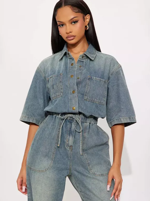 Combinaison en jean stretch délavé pour femme - Combinaison cargo bleu clair à taille élastiquée et fente latérale - Collection été 2026