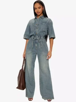 Combinaison en jean stretch délavé pour femme - Combinaison cargo bleu clair à taille élastiquée et fente latérale - Collection été 2026