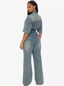Combinaison en jean stretch délavé pour femme - Combinaison cargo bleu clair à taille élastiquée et fente latérale - Collection été 2026