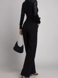 Combinaison élégante à jambes larges pour femme - Combinaison noire à manches longues col en V géométrique et ceinture - Soirée de printemps 2026