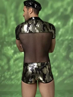 Combinaison militaire camouflage pour homme en maille métallisée avec béret idéale pour Halloween ou les soirées en boîte de nuit.