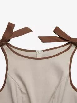 Combinaison pantalon sans manches à taille haute et jambes larges ornée de bordures chocolat contrastées et de liens aux épaules.