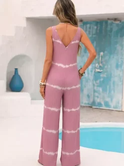 Combinaison rose pâle à imprimé tie-dye horizontal sans manches col V bretelles taille haute jambes larges idéale pour les vacances.