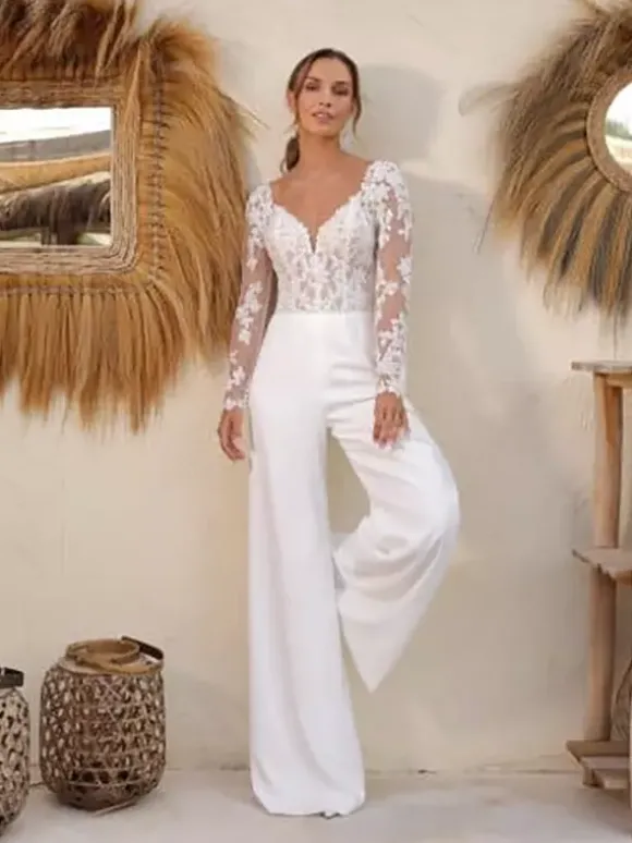 Combinaison de mariée en dentelle longueur au sol décolleté travaillé manches longues amovibles taille naturelle couleur ivoire