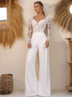 Combinaison de mariée en dentelle longueur au sol décolleté travaillé manches longues amovibles taille naturelle couleur ivoire