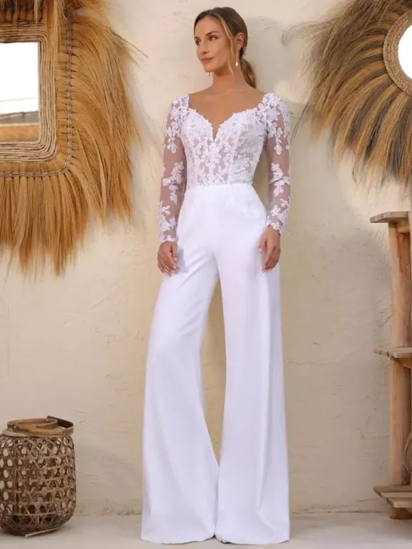 Combinaison de mariée en dentelle longueur au sol décolleté travaillé manches longues amovibles taille naturelle couleur ivoire