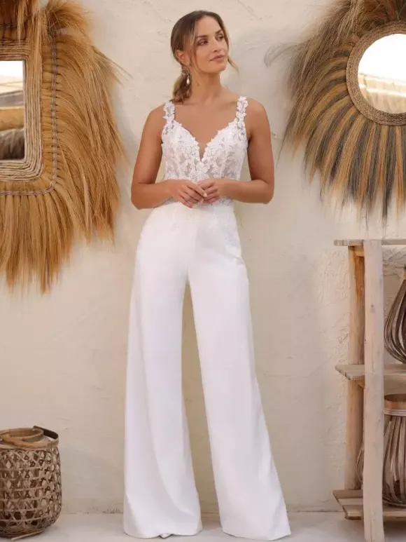 Combinaison de mariée en dentelle longueur au sol décolleté travaillé manches longues amovibles taille naturelle couleur ivoire