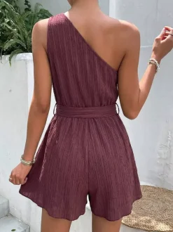 Combinaison-short d'été décontractée pour femme mauve asymétrique avec ceinture et tissu texturé à nouer à la taille.