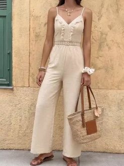 Combinaison short décontractée à fines bretelles col en V franges dentelle crochetée taille élastiquée au dos et jambes larges.