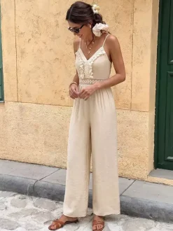 Combinaison short décontractée à fines bretelles col en V franges dentelle crochetée taille élastiquée au dos et jambes larges.