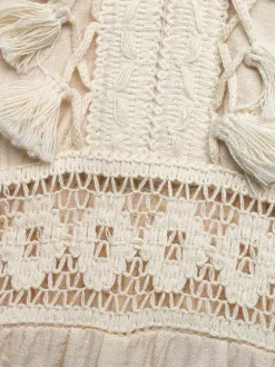 Combinaison short décontractée à fines bretelles col en V franges dentelle crochetée taille élastiquée au dos et jambes larges.