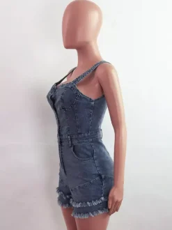 Combinaison short en jean bleu moyen décolleté plongeant ourlet effiloché coupe moulante sexy - Idéale pour les festivals d'été 2026