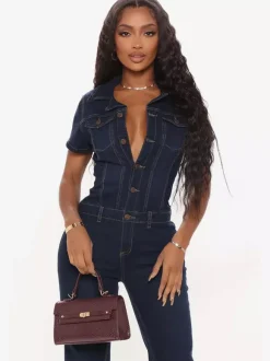 Combinaison-short en jean bleu foncé à col rabattu et manches courtes style été.