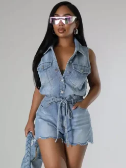 Combinaison short en jean sans manches pour femme - Short une pièce bleu clair délavé à taille nouée - Tenue de club été 2026