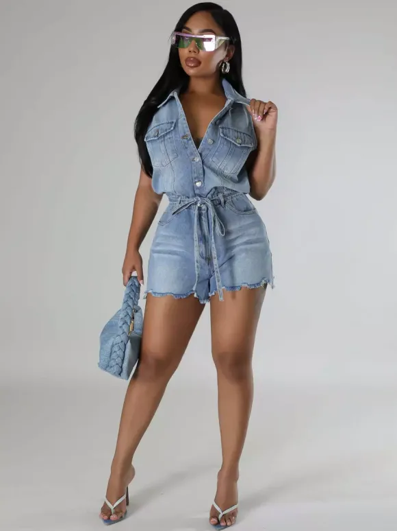 Combinaison short en jean sans manches pour femme - Short une pièce bleu clair délavé à taille nouée - Tenue de club été 2026