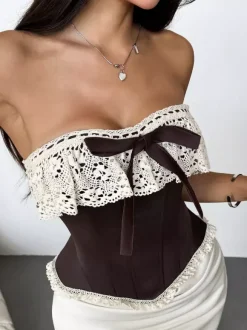 Corset bordeaux sexy sans manches et sans bretelles coupe ajustée orné de n艙uds en dentelle et de lacets.