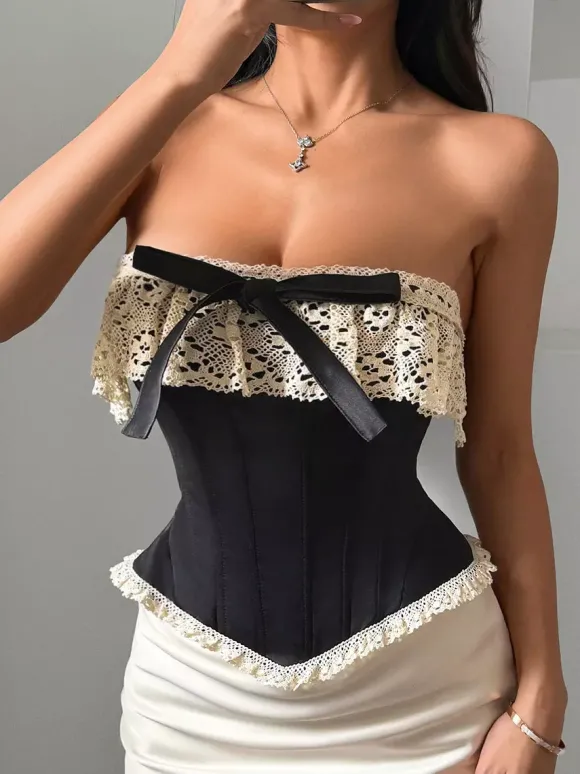 Corset bordeaux sexy sans manches et sans bretelles coupe ajustée orné de n艙uds en dentelle et de lacets.
