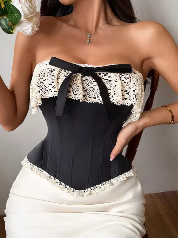 Corset bordeaux sexy sans manches et sans bretelles coupe ajustée orné de n艙uds en dentelle et de lacets.