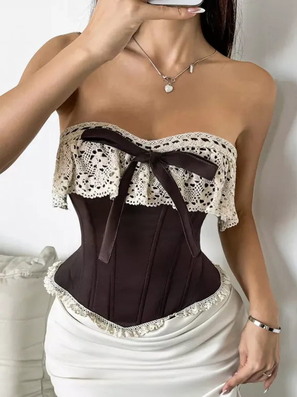Corset bordeaux sexy sans manches et sans bretelles coupe ajustée orné de n艙uds en dentelle et de lacets.