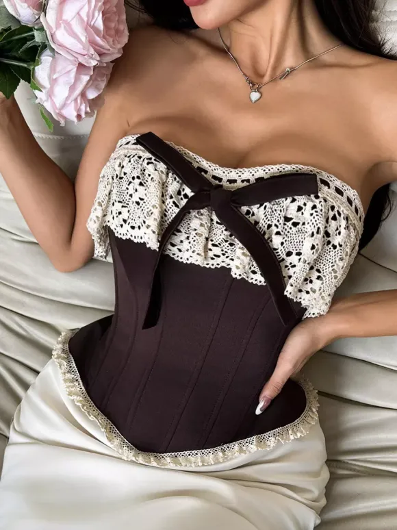 Corset bordeaux sexy sans manches et sans bretelles coupe ajustée orné de n艙uds en dentelle et de lacets.