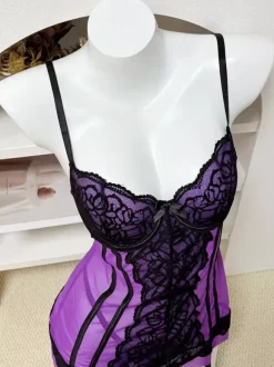 Corset lingerie violet en résille et dentelle noire à armatures bustier gainant.