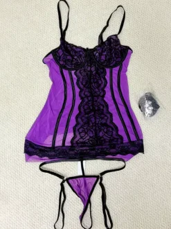 Corset lingerie violet en résille et dentelle noire à armatures bustier gainant.