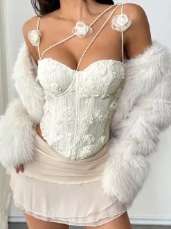 Corsets blancs sexy sans manches à bretelles et décolleté ajusté ornés de fleurs.