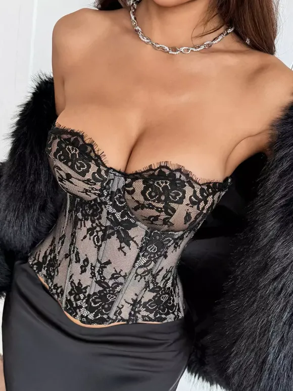 Corsets noirs sexy sans manches et sans bretelles coupe ajustée en dentelle.