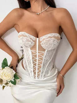Corsets blancs sexy sans manches et sans bretelles coupe ajustée en dentelle et fermeture éclair.