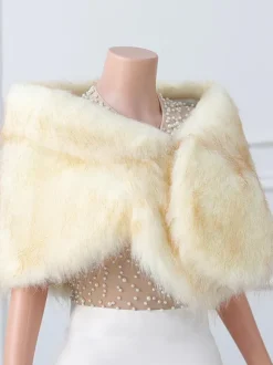 Couverture de mariage en fausse fourrure hauts beiges couverture de mariée