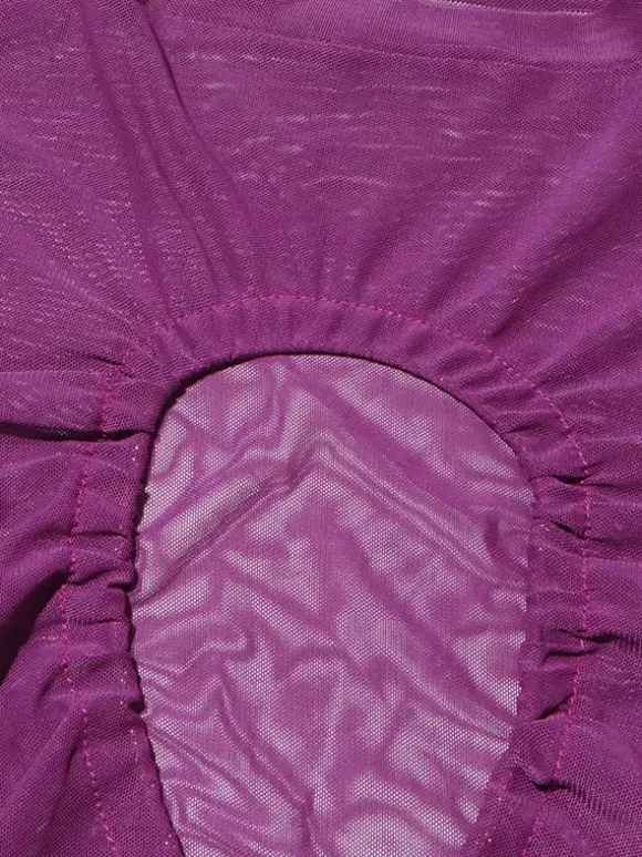 Crop top violet à col montant et manches longues à découpes apparentes.