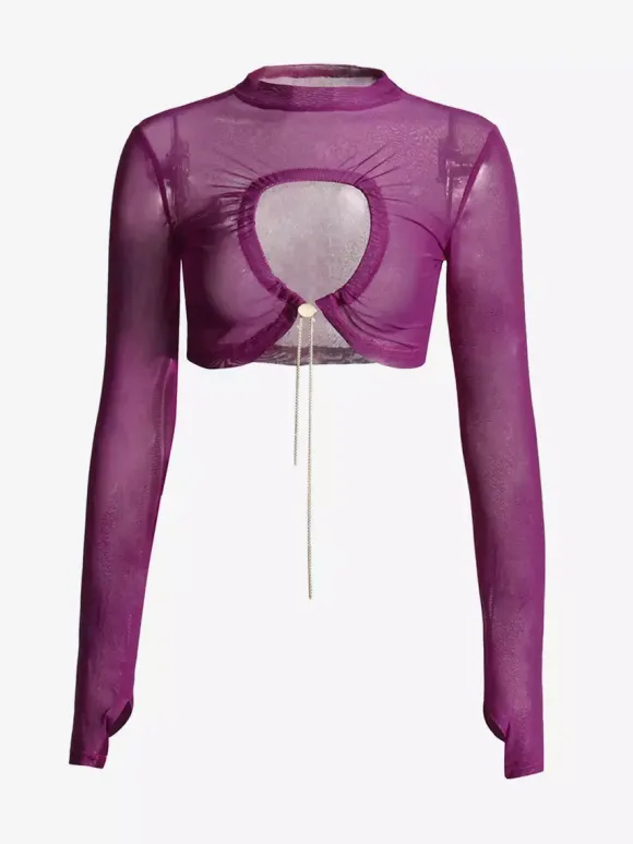 Crop top violet à col montant et manches longues à découpes apparentes.
